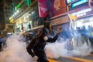 Một nam thanh niên thất nghiệp ở Hong Kong bị bắt vì nhận ủng hộ trái phép để tham gia biểu tình bạo loạn. Ảnh: SCMP