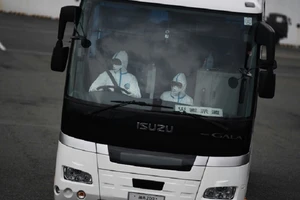 Bệnh nhân cao tuổi đầu tiên được phép rời khỏi du thuyền Diamond Princess ở Nhật Bản. Ảnh: AFP