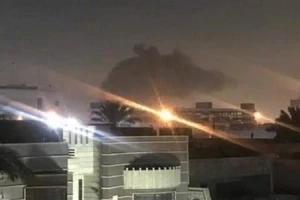 Khu vực Vùng Xanh gần Đại sứ quán Mỹ ở Baghdad bị nã pháo kích rạng sáng 16-2. Ảnh: TWITTER