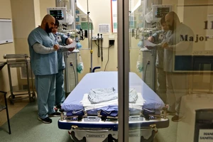 Bác sĩ và y tá làm việc trong phòng điều trị bệnh cúm ở bệnh viện Northside (Ảnh chụp ngày 14-2). Ảnh: AP 