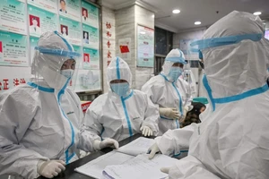 Các bác sĩ làm việc tại bệnh viện Chữ thập đỏ Vũ Hán (Ảnh chụp ngày 26-1). Ảnh: AFP