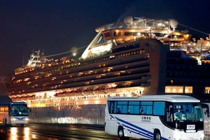 Các du khách Mỹ từ du thuyền Diamond Princess, gồm cả 14 ca nhiễm COVID-19, đã được đưa về Mỹ để tiếp tục cách ly. Ảnh: AP