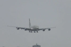 Máy bay của hãng hàng không Etihad hạ cánh thẳng đứng vì ảnh hưởng của siêu bão Dennis. Ảnh: RT