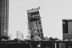 "Tháp nghiêng Dallas" nổi bật giữa công trường xây dựng. Ảnh: TWITTER