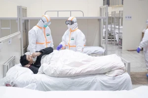 Một bệnh nhân lây nhiễm COVID-19 điều trị tại khu cách ly bệnh viện số 1 Vũ Hán (Ảnh chụp ngày 13-2). Ảnh: REUTERS