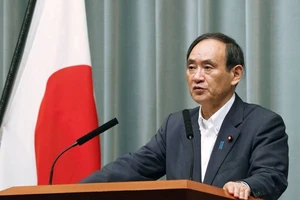 Chánh văn phòng Nội các Nhật Bản Yoshihide Suga cho biết nước này sẽ thử nghiệm thuốc điều trị HIV lên bệnh nhân nhiễm COVID-19. Ảnh: REUTERS