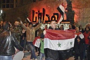 Truyền thông nhà nước đăng tải hình ảnh người dân vui mừng khi Lực lượng Chính phủ tấn công và giành quyền kiểm soát Aleppo. Ảnh: SANA