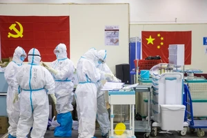 Nhân viên y tế Vũ Hán làm việc tại một bệnh viện dã chiến (Ảnh chụp ngày 17-2). Ảnh: AFP
