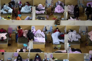 Bệnh nhân nhiễm COVID-19 tại một bệnh viện tạm thời (trước đó là một trung tâm thể thao ở Vũ Hán). Ảnh: TÂN HOA XÃ 