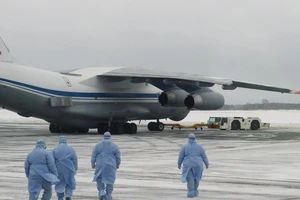 Một máy bay đáp xuống Vũ Hán đang chờ được nhân viên y tế kiểm tra (Ảnh chụp ngày 3-2). Ảnh: CCTV