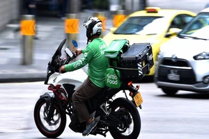 Tài xế giao hàng Grabfood. Ảnh: JEREMY LONG 