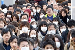 Người dân Nhật Bản đi làm trong giờ cao điểm ở Tokyo ngày 1-2. Ảnh: THE NIKKEI 