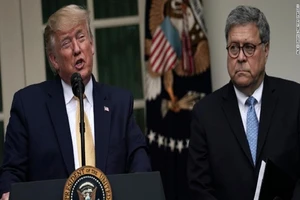 Tổng thống Mỹ Donald Trump vẫn khen ngợi Bộ tưởng Tư pháp William Barr dù mình bị chỉ trích. Ảnh: CNN