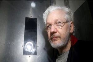 Người sáng lập WikiLeaks Julian Assange rời Tòa án sơ thẩm Westminster ở London (Anh) hồi tháng 1-2020. Ảnh: REUTERS