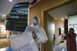 Cách virus COVID-19 gây ra các tổn thương nội tạng tương tự như tác động của virus SARS hay MERS. Ảnh: AFP