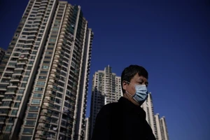 Một người đàn ông mang khẩu trang để phòng ngừa COVID-19 tại Thượng Hải ngày 20-1. Ảnh: REUTERS 