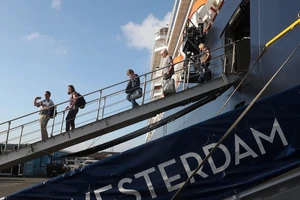 Campuchia phản ứng việc Malaysia xét nghiệm COVID-19 đối với một du khách từ tàu Westerdam. Ảnh: AP