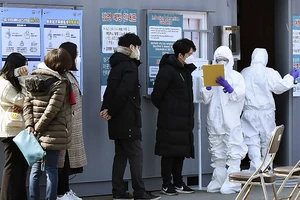 Trong sáng 22-2, Hàn Quốc thông báo ghi nhận thêm 142 ca nhiễm COVID-19. Ảnh: AP