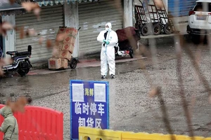 Chợ Hoa Nam hiện đã bị đóng cửa và các nhân viên y tế phong toả chặt chẽ. Ảnh: CCTV