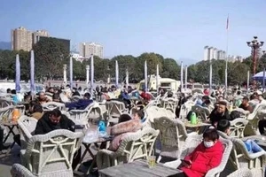 Một bộ phận người dân Trung quốc đang lơ là cảnh giác và ra khỏi nhà mà không sử dụng khẩu trang. Ảnh: SCMP