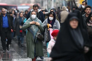 Người dân mang khẩu trang ở thủ đô Tehran (Ảnh chụp ngày 23-2). Ảnh: AFP