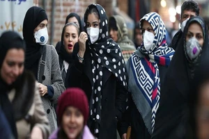 Đa phần người dân đều mang khẩu trang đi ra đường tại thủ đô Tehran của Iran. Ảnh: REUTERS