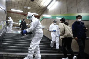 Phun thuốc khử trùng bên trong nhà thờ giáo phái Shincheonji tại TP Daegu ngày 20-2. Ảnh: YONHAP