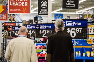 Người mua hàng tại một cửa hàng Walmart, bang New Jersey (Mỹ). Ảnh: GETTY IMAGES 