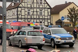 Một tài xế 29 tuổi lái xe tông vào đoàn người diễu hành trong một lễ hội địa phương ở thị trấn Volksmarsen, bang Hesse, Đức. Ảnh: ISCRESEARCH