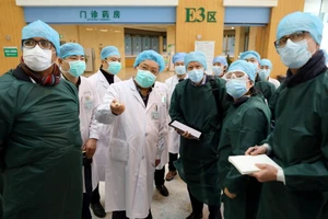 Đoàn chuyên gia WHO tiếp cận TP Vũ Hán ngày 24-2. Ảnh: AFP