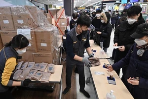 Người mua khẩu trang ở thành phố Daegu của Hàn Quốc ngày 25-2. Hiện tại Hàn Quốc có số ca nhiễm COVID-19 cao thứ hai thế giới, chỉ sau Trung Quốc. Ảnh: AFP