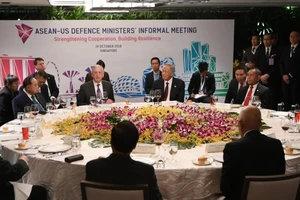 Cựu Bộ trưởng Quốc phòng Mỹ James Mattis trong phiên làm việc với những người đồng cấp ASEAN ở Singapore hồi tháng 10-2018. Ảnh: AFP