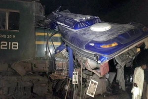 Đống đổ nát của chiếc xe buýt sau khi bị tàu hoả đâm ngày 28-2 tại Pakistan. Ảnh: TÂN HOA XÃ 