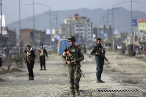 Lực lượng an ninh Afghanistan tại hiện trường một vụ đánh bom ở thủ đô Kabul ngày 26-2. Ảnh: AP