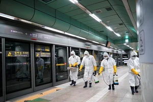 Nhân viên y tế khử trùng một ga tàu điện ở Seoul ngày 27-2. Ảnh: AFP