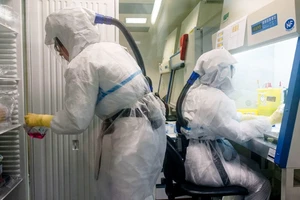 Chuyên gia y tế ở Viện Pasteur (Pháp) tham gia điều chế vaccine ngừa COVID-19 (Ảnh chụp ngày 20-1). Ảnh: AFP