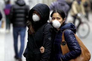 Người dân TP New York mang khẩu trang khi đi bộ (Ảnh chụp ngày 27-2). Ảnh: CNN