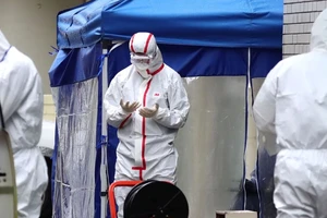 Nhân viên y tế tại một bệnh viện ở TP Daegu - Hàn Quốc hôm 25-2. Ảnh: REUTERS