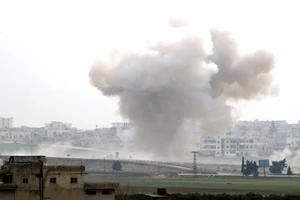 Một khu vực bị Thổ Nhĩ Kỳ không kích ở TP Saraqeb, tỉnh Idlib (Syria) ngày 28-2. Ảnh: AP