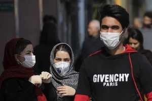 Iran có tổng cộng 54 ca tử vong và gần 1.000 ca nhiễm COVID-19. Ảnh: AP