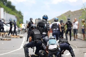 Cảnh sát và người biểu tình đụng độ vì người dân không cho du khách cập cảng tại đảo Reunion. Ảnh: AFP