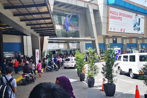 Khoảng 30 người đã bị bắt làm con tin sau một vụ nổ súng ở một trung tâm thương mại ở Manila (Philippines). Ảnh: MANILA BULLETIN