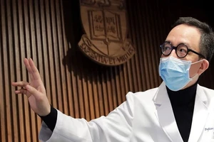 Giáo sư Gabriel Leung từ Đại học Hong Kong nói rằng COVID-19 hiện nay có thể gọi là đại dịch toàn cầu. Ảnh: SOUTH CHINA MORNING POST