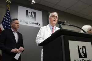 Ông Frank Riedo, giám đốc y tế về kiểm soát nhiễm khuẩn tại bệnh viên Evergreen Health phát biểu sau cái chết của một bệnh nhân tại hạt King. Ảnh: AFP