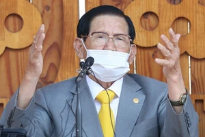 Giáo chủ Lee Man-hee của giáo phái Tân Thiên Địa từ chối cho nhân viên y tế Hàn Quốc xét nghiệm COVID-19. Ảnh: THE KOREA HERALD