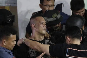 Nghi phạm bắt giữ con tin ở Manila đầu hàng và thả toàn bộ con tin. Ảnh: AP