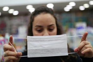 Chuyên gia Nga: Đeo khẩu trang thông thường không có tác dụng phòng bệnh COVID-19. Ảnh: RT