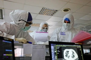 Bác sĩ trong một phòng cách ly bệnh nhân COVID-19 ở Tehran ngày 1-3. Ảnh: AFP