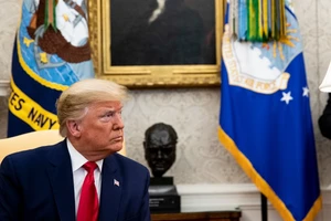 Tổng thống Donald Trump nghe báo cáo về tình hình dịch COVID-19 từ các cố vấn Nhà Trắng (Ảnh chụp ngày 2-3). Ảnh: THE NEW YORK TIMES