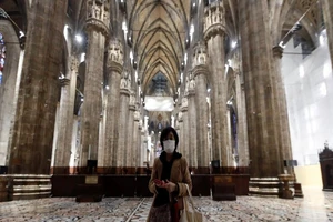 Một công dân Trung Quốc tại nước ngoài. Ảnh: REUTERS 